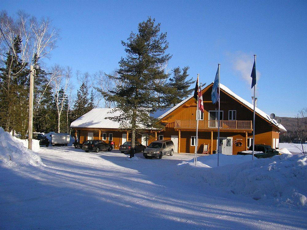 Motel Ours Bleu Lac-Saguay Extérieur photo