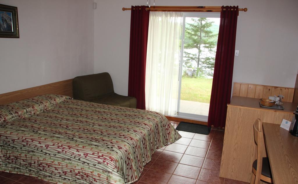 Motel Ours Bleu Lac-Saguay Chambre photo