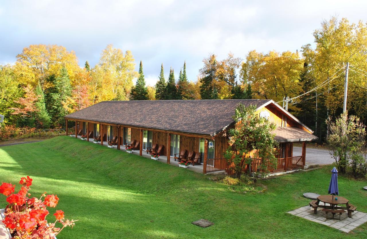 Motel Ours Bleu Lac-Saguay Extérieur photo