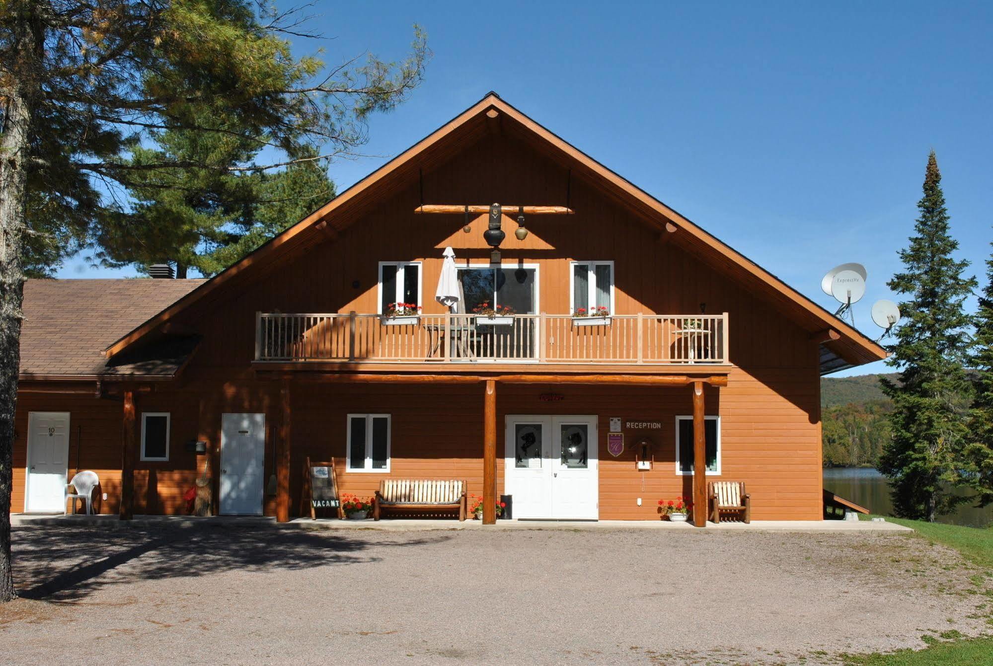 Motel Ours Bleu Lac-Saguay Extérieur photo