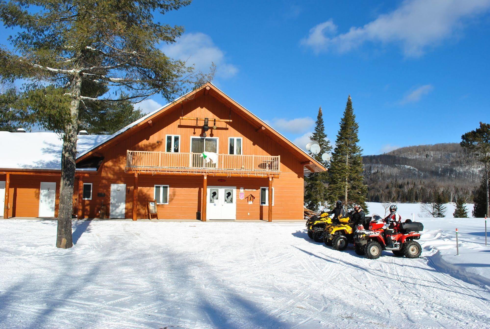 Motel Ours Bleu Lac-Saguay Extérieur photo