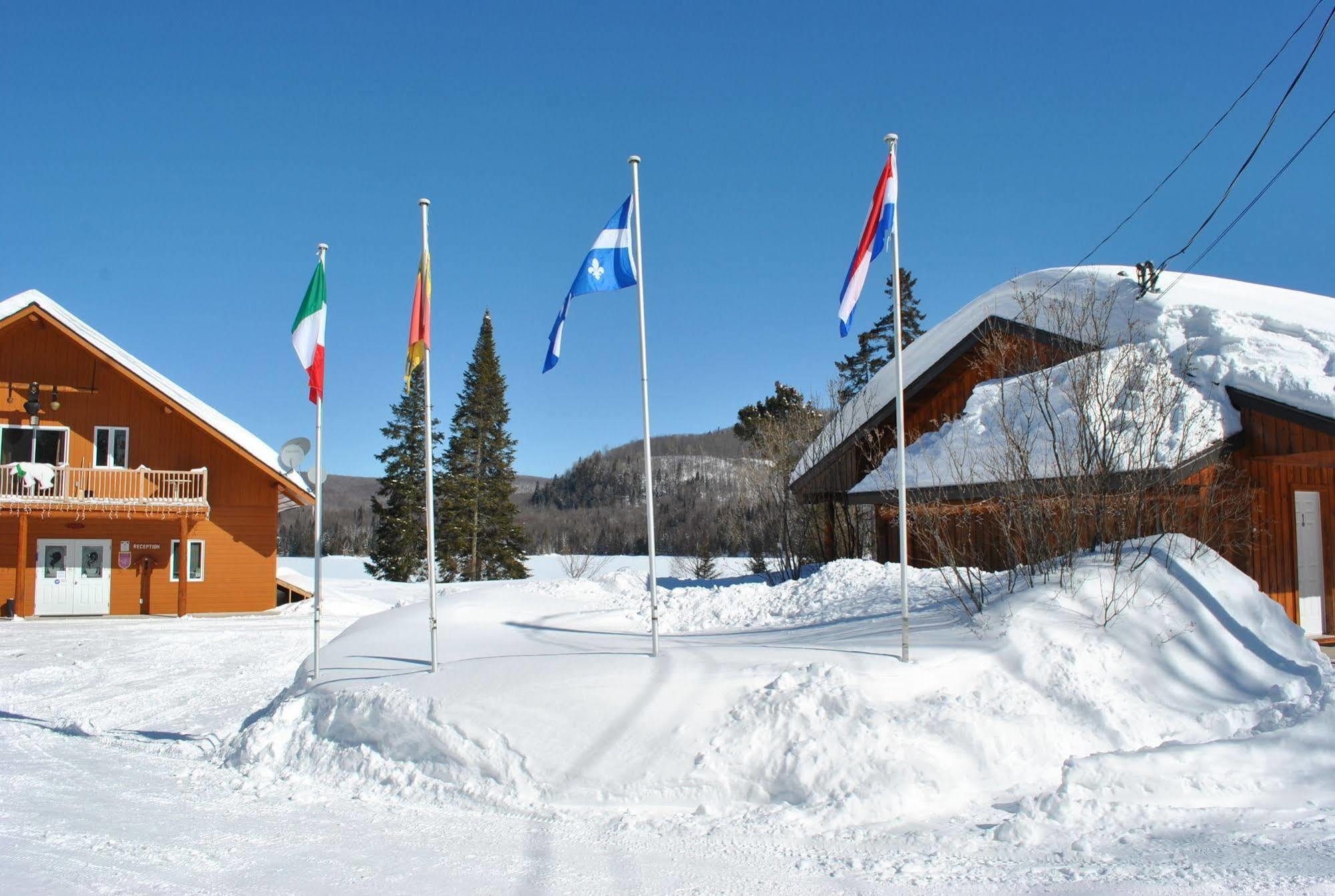 Motel Ours Bleu Lac-Saguay Extérieur photo