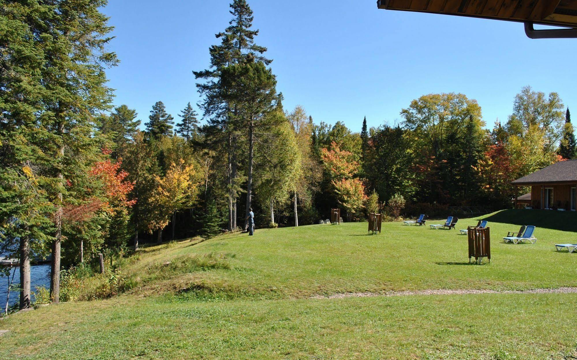 Motel Ours Bleu Lac-Saguay Extérieur photo