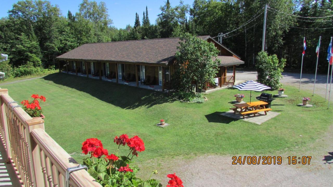 Motel Ours Bleu Lac-Saguay Extérieur photo